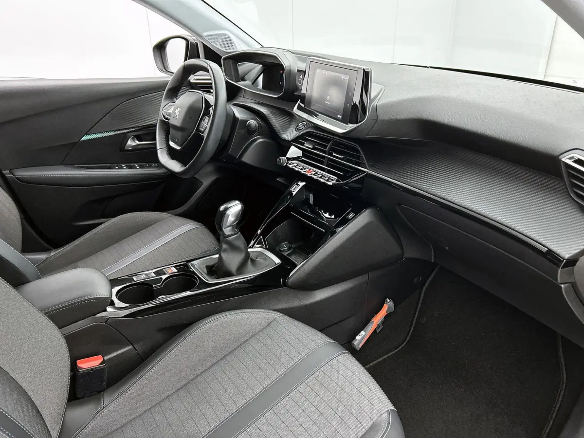 Allure Pack 75pk | Navigatie via Apple Carplay / Android Auto | Achteruitrijcamera | 3D Cockpit | Climate Control | Cruise Control | Parkeersensoren | DAB+ radio | Armsteun | Led koplampen |