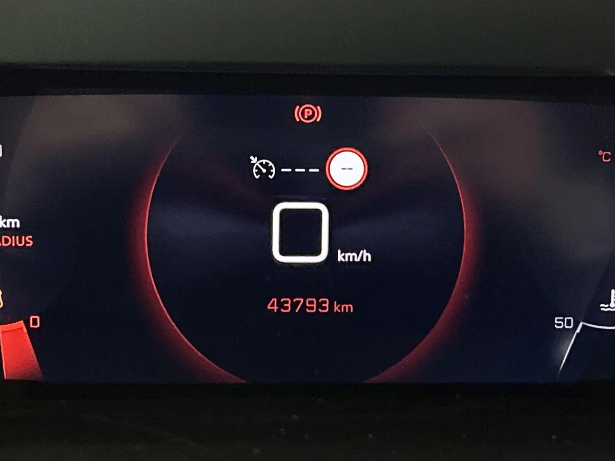 Allure Pack 75pk | Navigatie via Apple Carplay / Android Auto | Achteruitrijcamera | 3D Cockpit | Climate Control | Cruise Control | Parkeersensoren | DAB+ radio | Armsteun | Led koplampen |