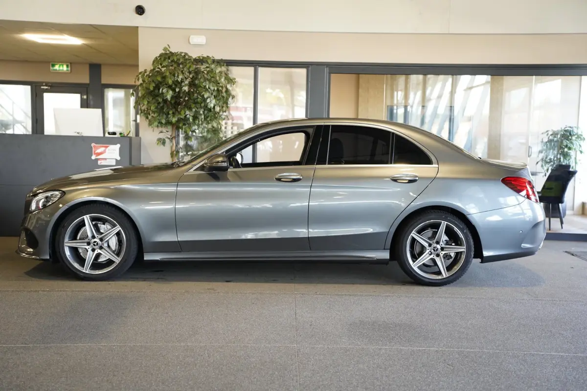 180 AMG DCT Navi Leder Cruise Cam Pdc Burmester
