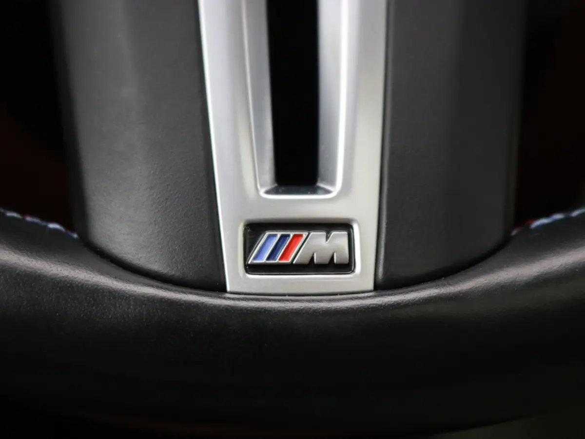 M50 High Executive 84 kWh / AWD / 544PK / 450 km WLTP / Warmtepomp / 3 Fase laden / M-Performance pakket / Harman Kardon / Full Option / Historie aanwezig /