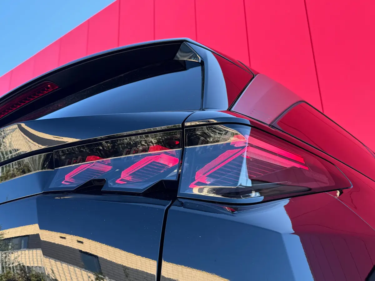 GT | Apple Carplay & Android auto | Panorama-dak | Alcantara bekleding | Navigatie | 7 Persoons | | 19'' lichtmetalen velgen LULEA | 360° Vision & Drive Assist Plus Pack | Adaptieve Grootli