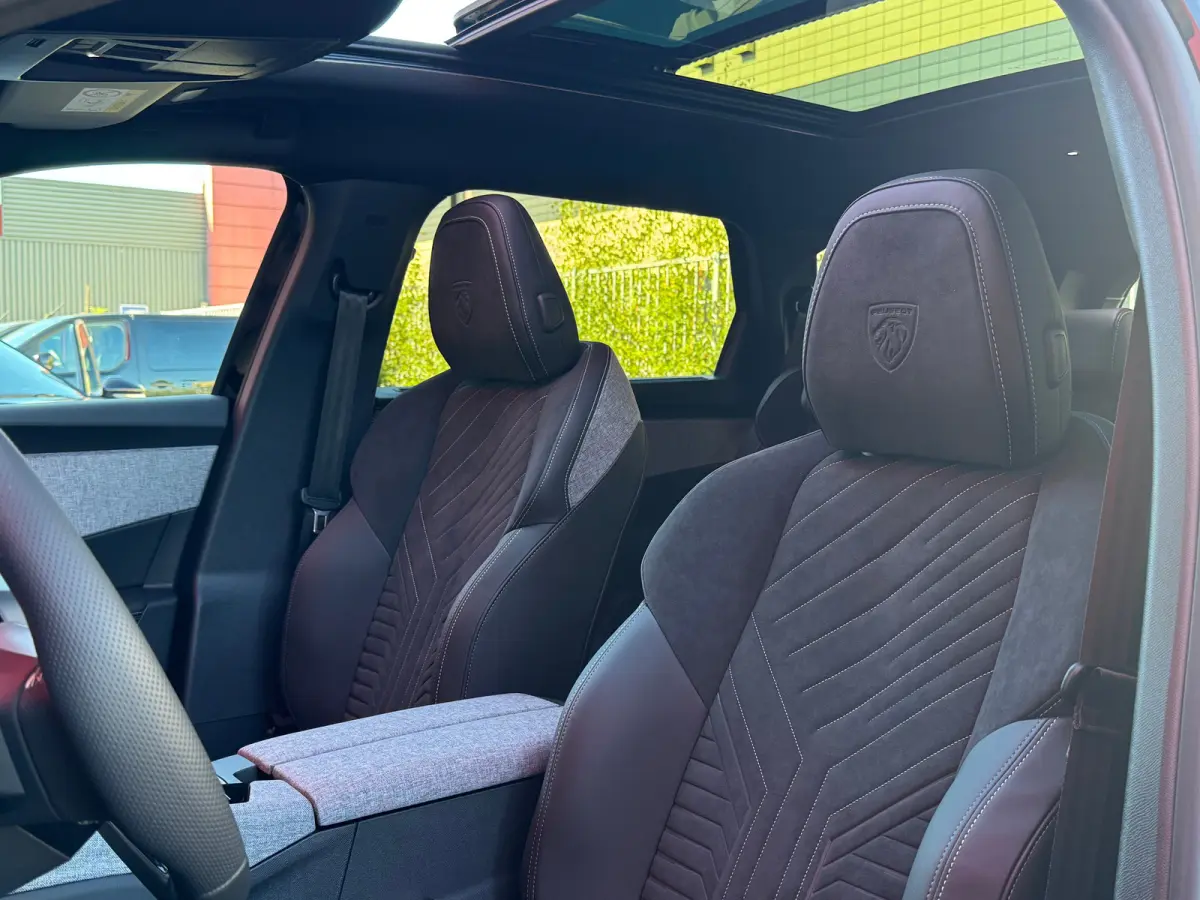 GT | Apple Carplay & Android auto | Panorama-dak | Alcantara bekleding | Navigatie | 7 Persoons | | 19'' lichtmetalen velgen LULEA | 360° Vision & Drive Assist Plus Pack | Adaptieve Grootli