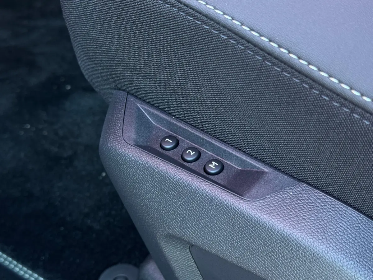GT | Apple Carplay & Android auto | Panorama-dak | Alcantara bekleding | Navigatie | 7 Persoons | | 19'' lichtmetalen velgen LULEA | 360° Vision & Drive Assist Plus Pack | Adaptieve Grootli