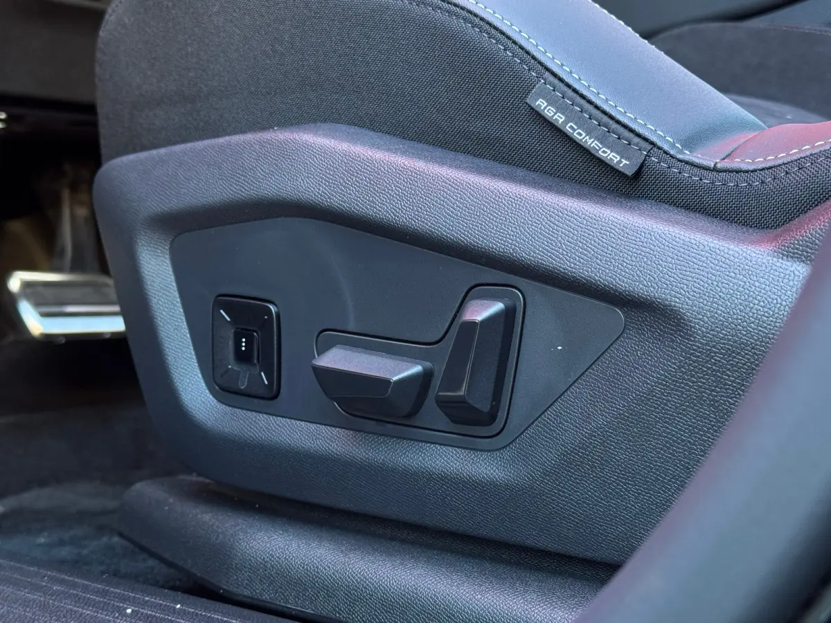 GT | Apple Carplay & Android auto | Panorama-dak | Alcantara bekleding | Navigatie | 7 Persoons | | 19'' lichtmetalen velgen LULEA | 360° Vision & Drive Assist Plus Pack | Adaptieve Grootli