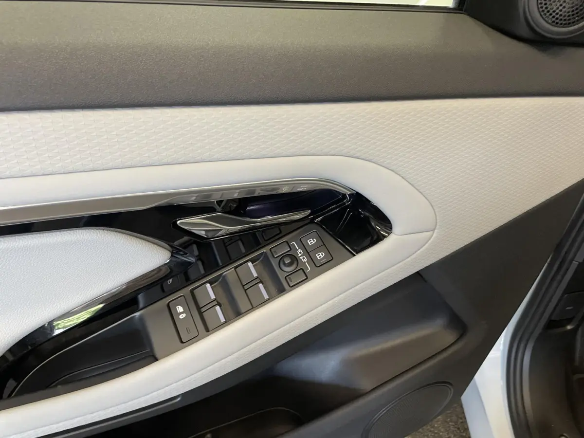 1.5 P300e AWD R-Dynamic S Panoramadak Navigatie Apple Carplay/Android Auto Adaptive Cruise Control Camera Parkeersensoren Stoelverwarming Elektrisch verstelbare stoelen Elektrische achterkle