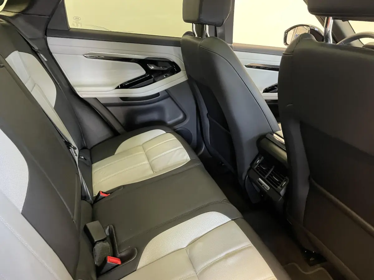 1.5 P300e AWD R-Dynamic S Panoramadak Navigatie Apple Carplay/Android Auto Adaptive Cruise Control Camera Parkeersensoren Stoelverwarming Elektrisch verstelbare stoelen Elektrische achterkle