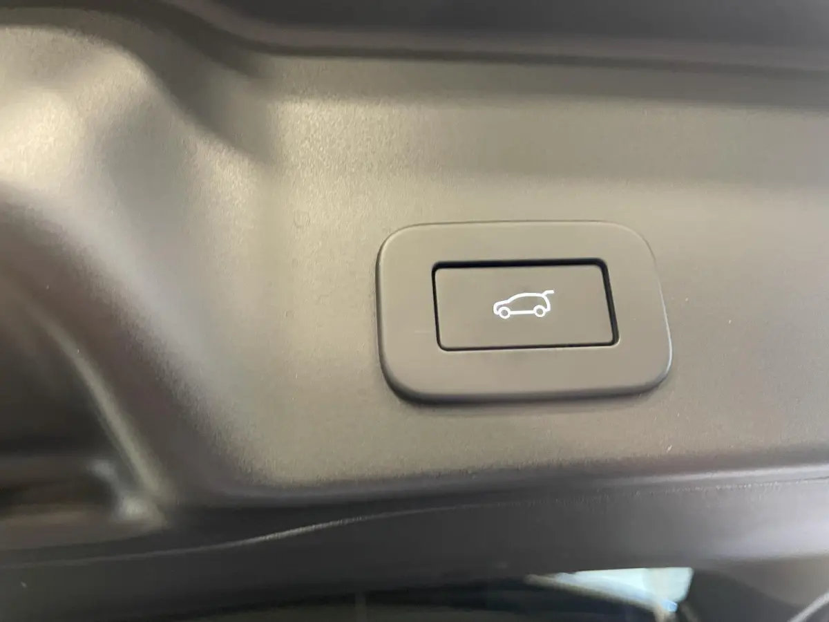1.5 P300e AWD R-Dynamic S Panoramadak Navigatie Apple Carplay/Android Auto Adaptive Cruise Control Camera Parkeersensoren Stoelverwarming Elektrisch verstelbare stoelen Elektrische achterkle