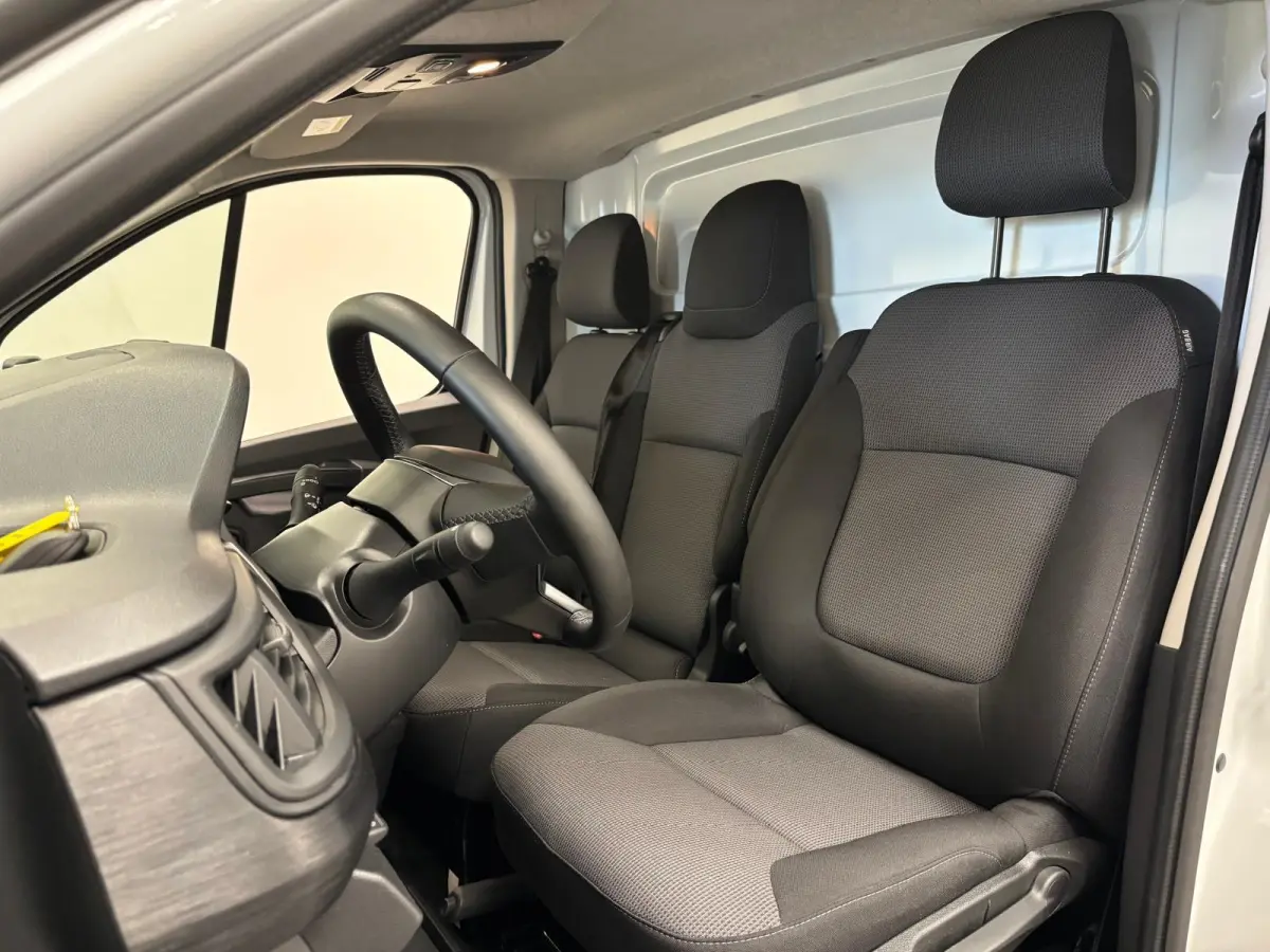 2.0 Blue dCi 150PK L2H1 EC Sport Edition Automaat Navigatie Airco Lichtmetalen velgen Betimmering Trekhaak Camera Parkeer sensoren Dab