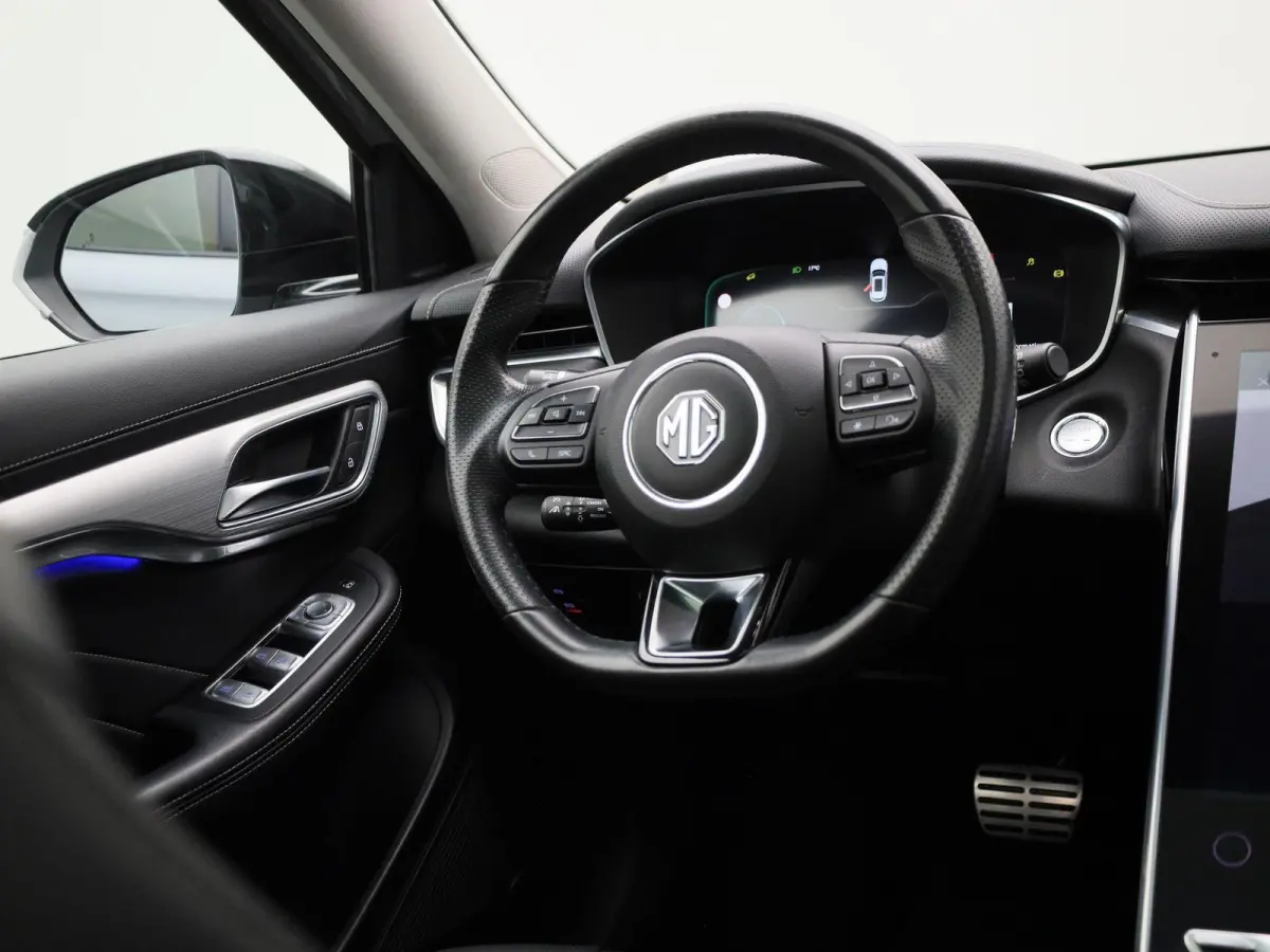 Luxury 70 kWh | Wordt Verwacht | Apple Carplay / Android Auto | Panoramadak | Achteruitrijcamera | Parkeersensoren | Trekhaak |