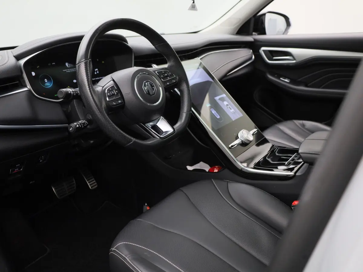 Luxury 70 kWh | Wordt Verwacht | Apple Carplay / Android Auto | Panoramadak | Achteruitrijcamera | Parkeersensoren | Trekhaak |