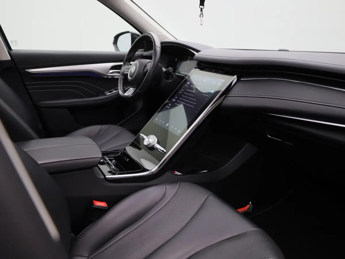 Luxury 70 kWh | Wordt Verwacht | Apple Carplay / Android Auto | Panoramadak | Achteruitrijcamera | Parkeersensoren | Trekhaak |