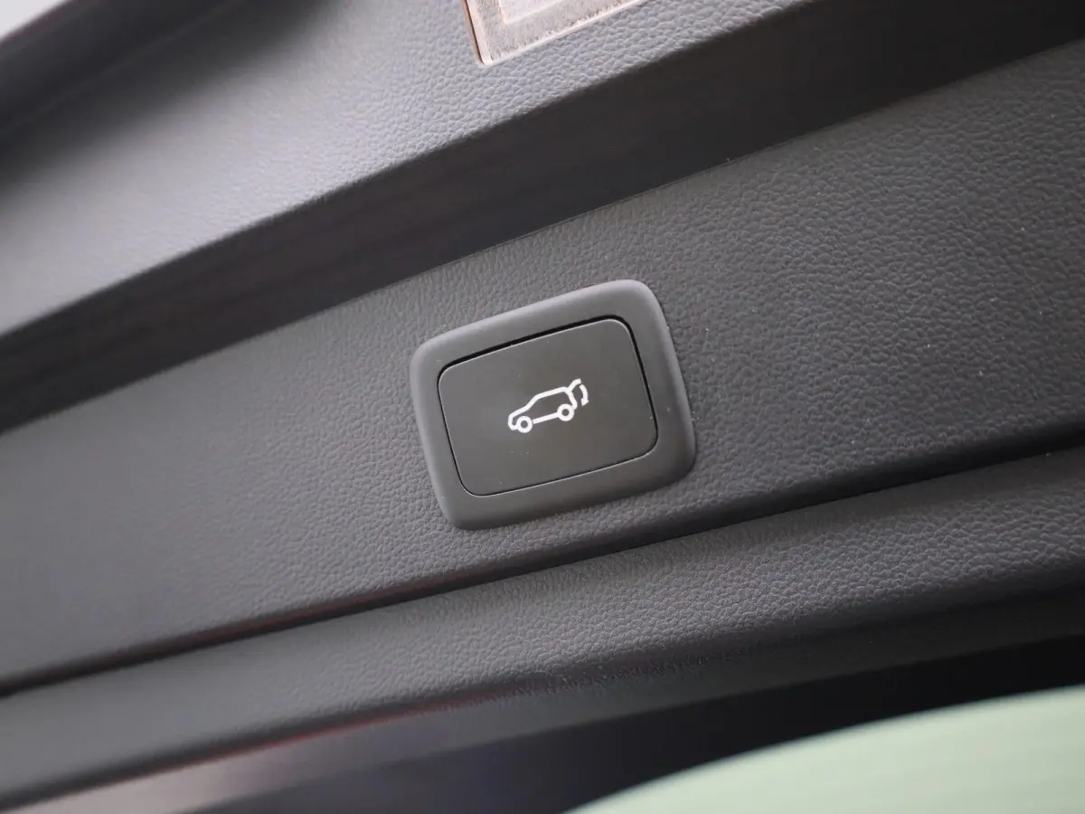 Luxury 70 kWh | Wordt Verwacht | Apple Carplay / Android Auto | Panoramadak | Achteruitrijcamera | Parkeersensoren | Trekhaak |