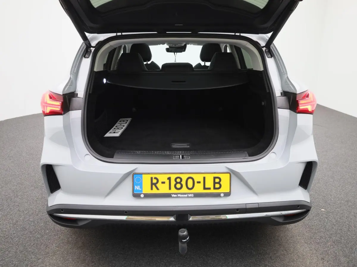 Luxury 70 kWh | Wordt Verwacht | Apple Carplay / Android Auto | Panoramadak | Achteruitrijcamera | Parkeersensoren | Trekhaak |