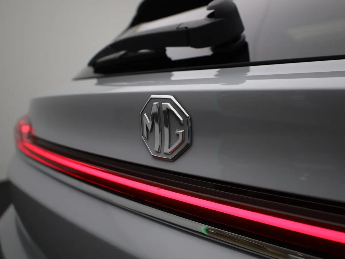 Luxury 70 kWh | Wordt Verwacht | Apple Carplay / Android Auto | Panoramadak | Achteruitrijcamera | Parkeersensoren | Trekhaak |