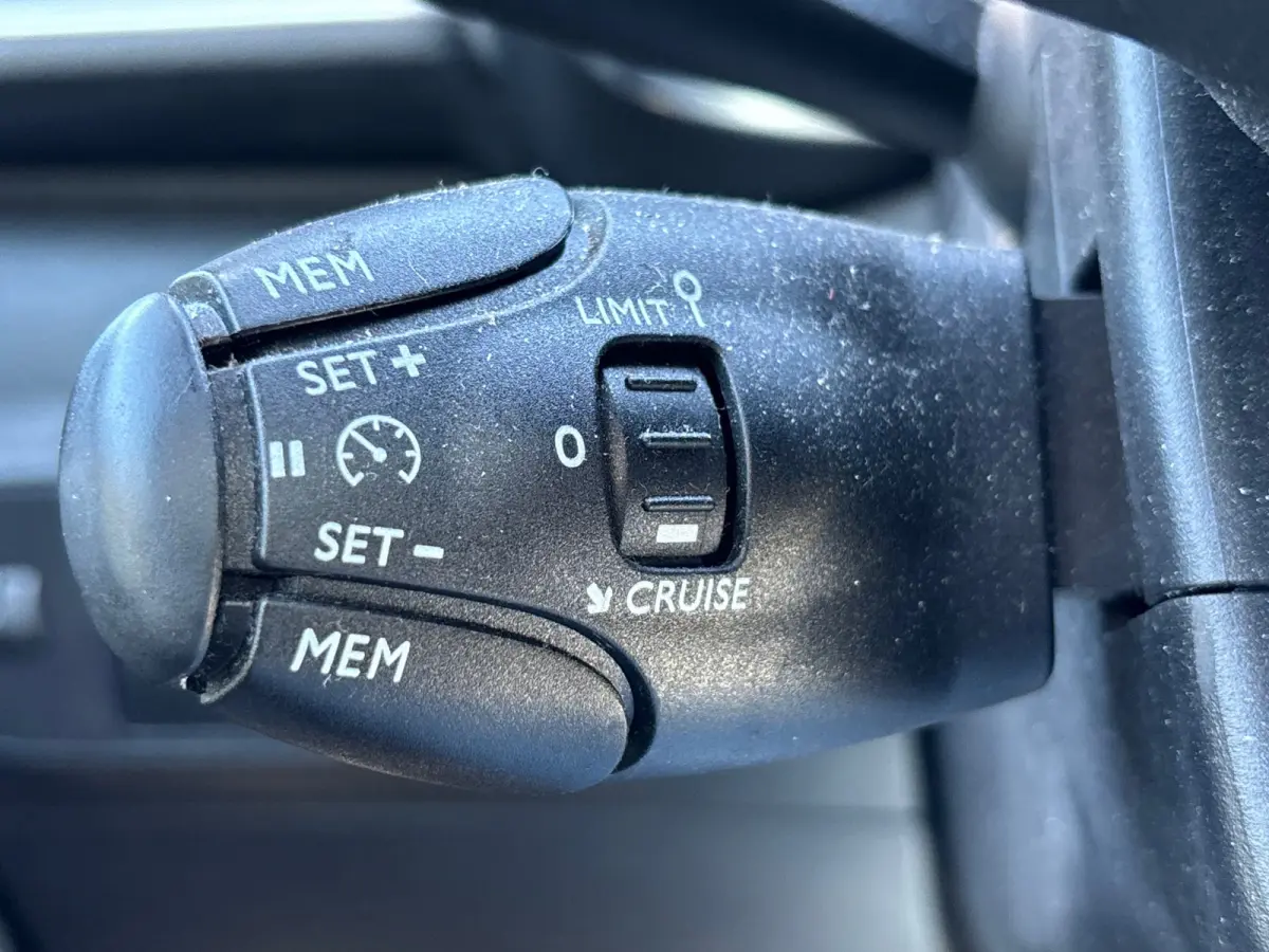 1.2 PureTech ELLE- Rouge Rubi - Navigatie/CarPlay/Cruise/PDC/ Stijlvol & Compleet