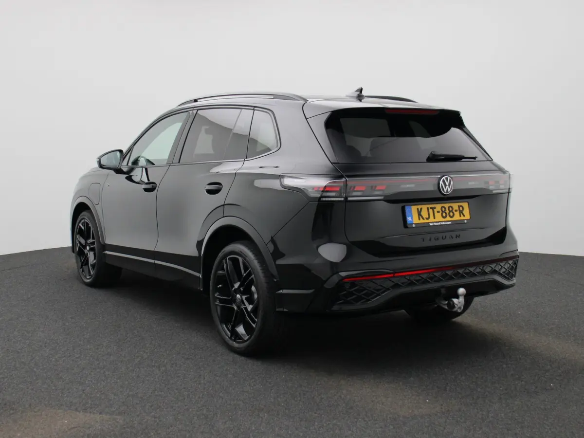 1.5 eHybrid R-Line Edition 272 PK| Origineel Nederlands | Panoramadak | LEDER Interieur | Trekhaak | 360 Camera | Stoelventilatie | Stoelverwarming Voor & Achter | LED Matrix | 20 Inch Velge