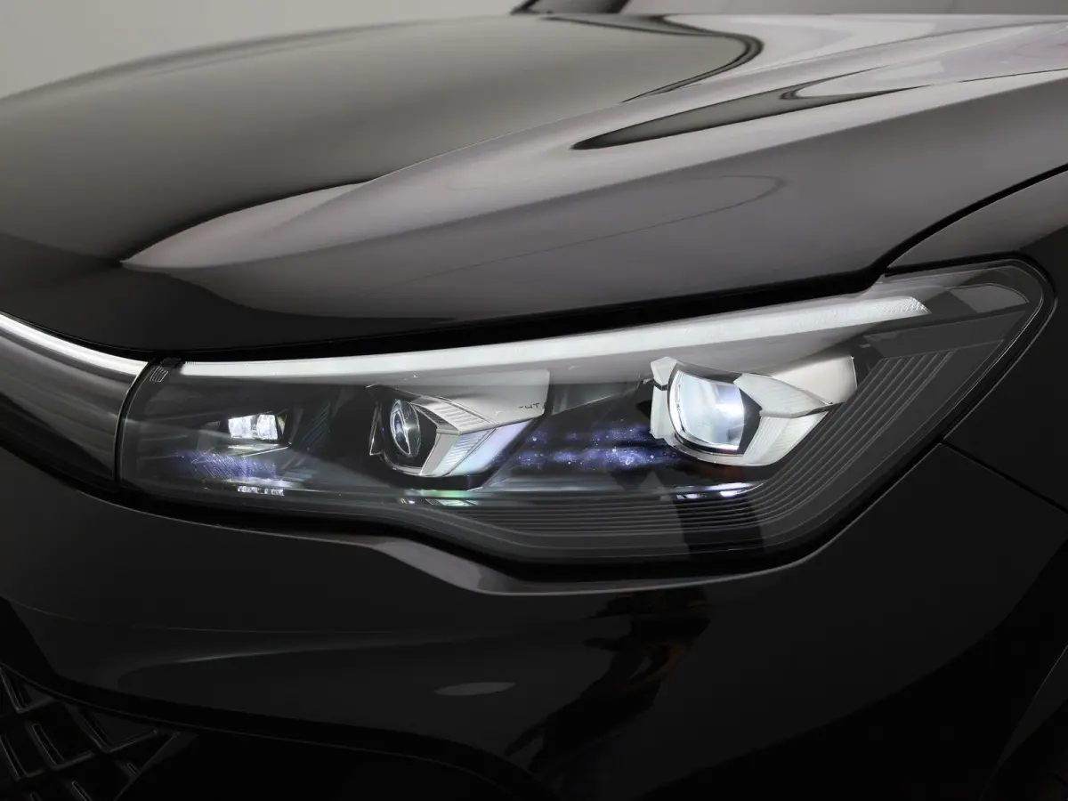 1.5 eHybrid R-Line Edition 272 PK| Origineel Nederlands | Panoramadak | LEDER Interieur | Trekhaak | 360 Camera | Stoelventilatie | Stoelverwarming Voor & Achter | LED Matrix | 20 Inch Velge