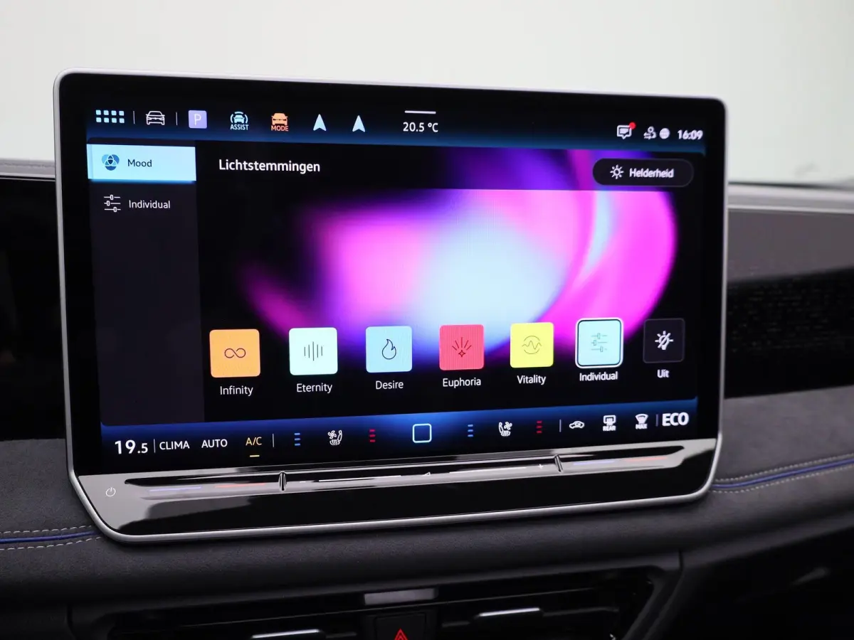 1.5 eHybrid R-Line Edition 272 PK| Origineel Nederlands | Panoramadak | LEDER Interieur | Trekhaak | 360 Camera | Stoelventilatie | Stoelverwarming Voor & Achter | LED Matrix | 20 Inch Velge