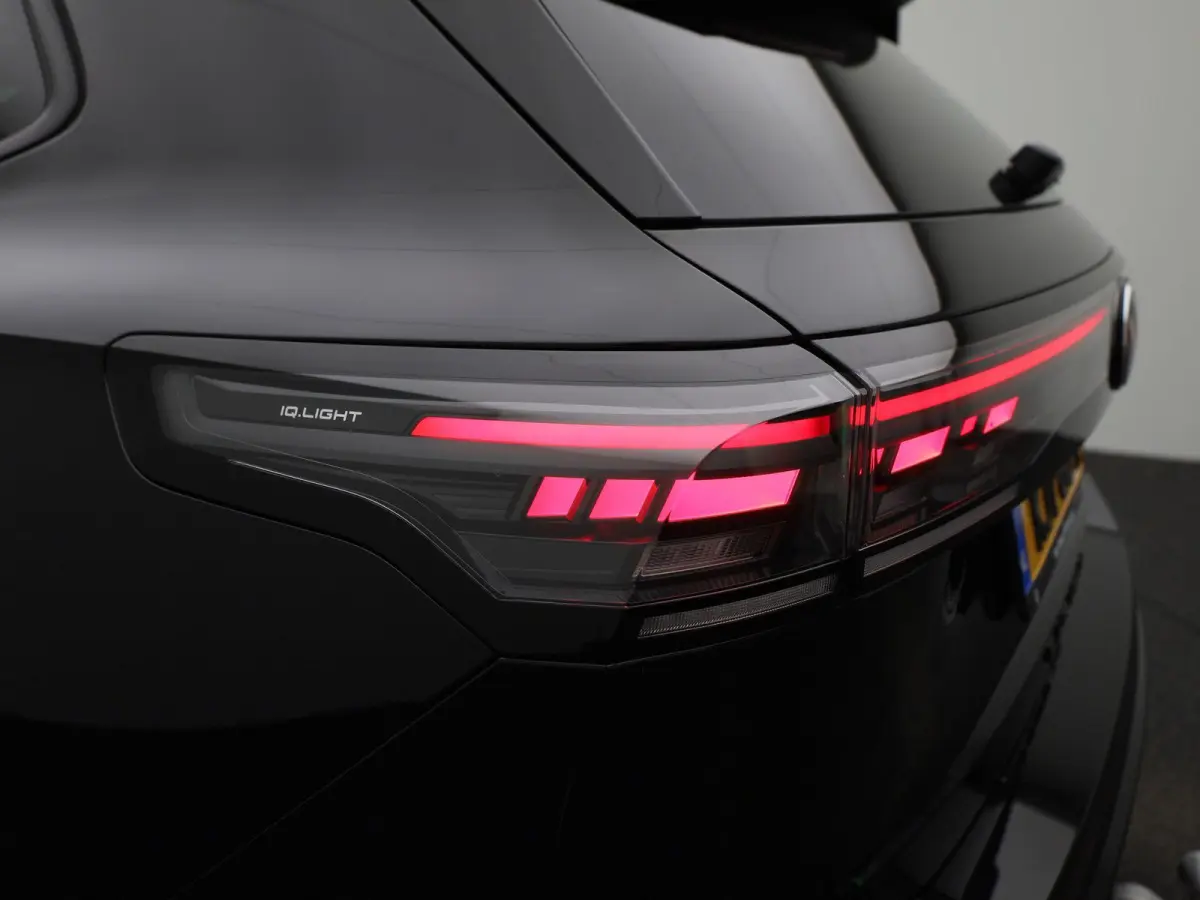 1.5 eHybrid R-Line Edition 272 PK| Origineel Nederlands | Panoramadak | LEDER Interieur | Trekhaak | 360 Camera | Stoelventilatie | Stoelverwarming Voor & Achter | LED Matrix | 20 Inch Velge
