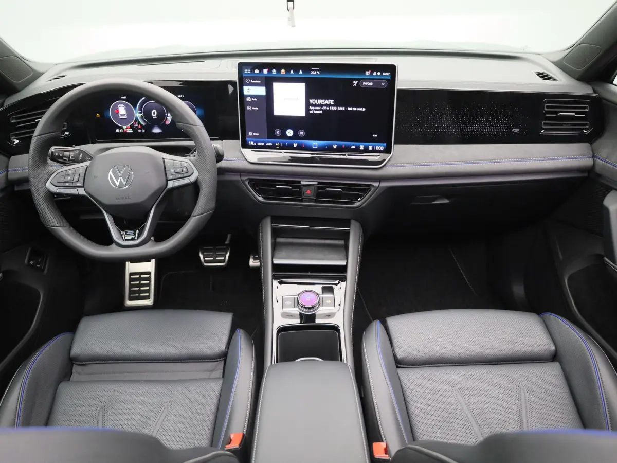 1.5 eHybrid R-Line Edition 272 PK| Origineel Nederlands | Panoramadak | LEDER Interieur | Trekhaak | 360 Camera | Stoelventilatie | Stoelverwarming Voor & Achter | LED Matrix | 20 Inch Velge