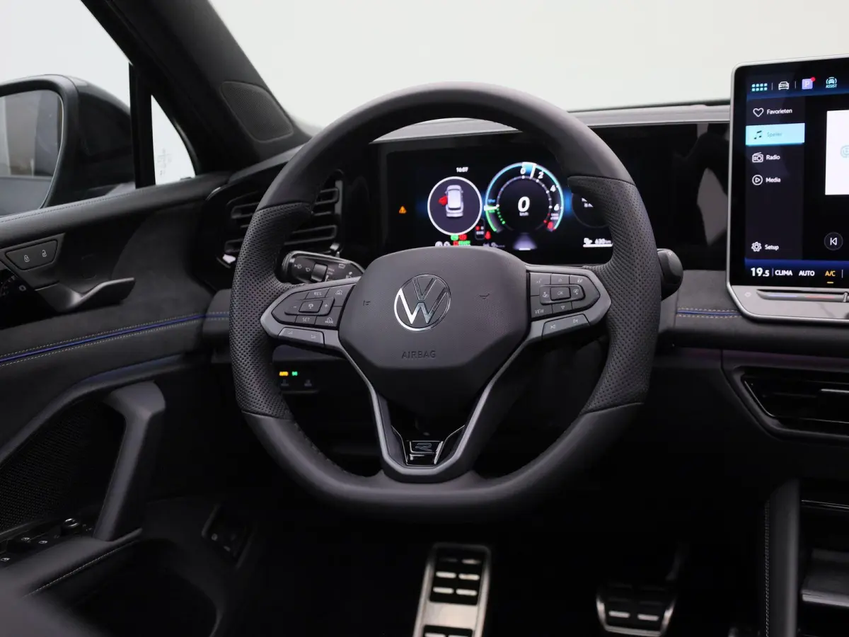 1.5 eHybrid R-Line Edition 272 PK| Origineel Nederlands | Panoramadak | LEDER Interieur | Trekhaak | 360 Camera | Stoelventilatie | Stoelverwarming Voor & Achter | LED Matrix | 20 Inch Velge