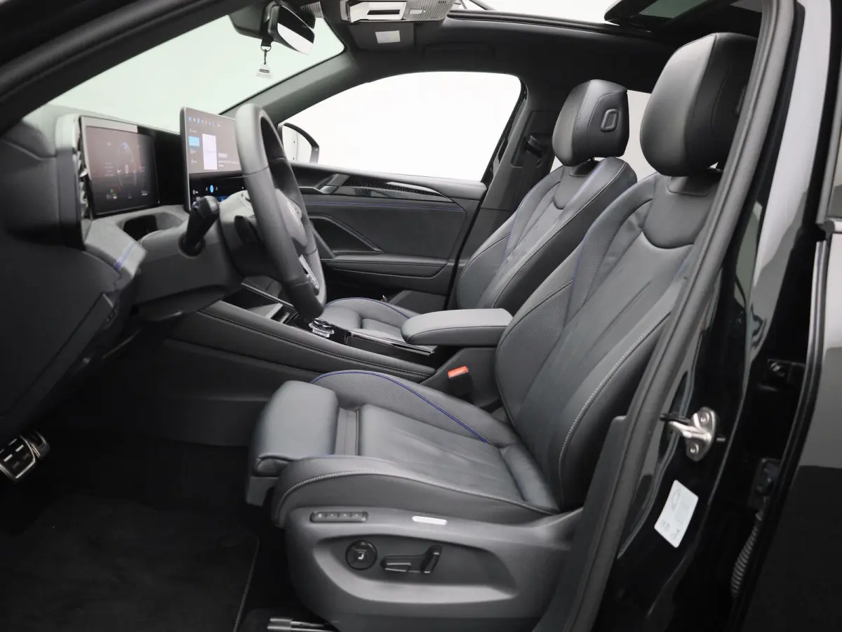 1.5 eHybrid R-Line Edition 272 PK| Origineel Nederlands | Panoramadak | LEDER Interieur | Trekhaak | 360 Camera | Stoelventilatie | Stoelverwarming Voor & Achter | LED Matrix | 20 Inch Velge