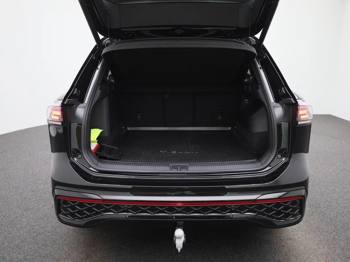 1.5 eHybrid R-Line Edition 272 PK| Origineel Nederlands | Panoramadak | LEDER Interieur | Trekhaak | 360 Camera | Stoelventilatie | Stoelverwarming Voor & Achter | LED Matrix | 20 Inch Velge