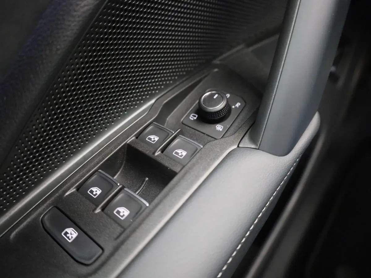 1.5 eHybrid R-Line Edition 272 PK| Origineel Nederlands | Panoramadak | LEDER Interieur | Trekhaak | 360 Camera | Stoelventilatie | Stoelverwarming Voor & Achter | LED Matrix | 20 Inch Velge