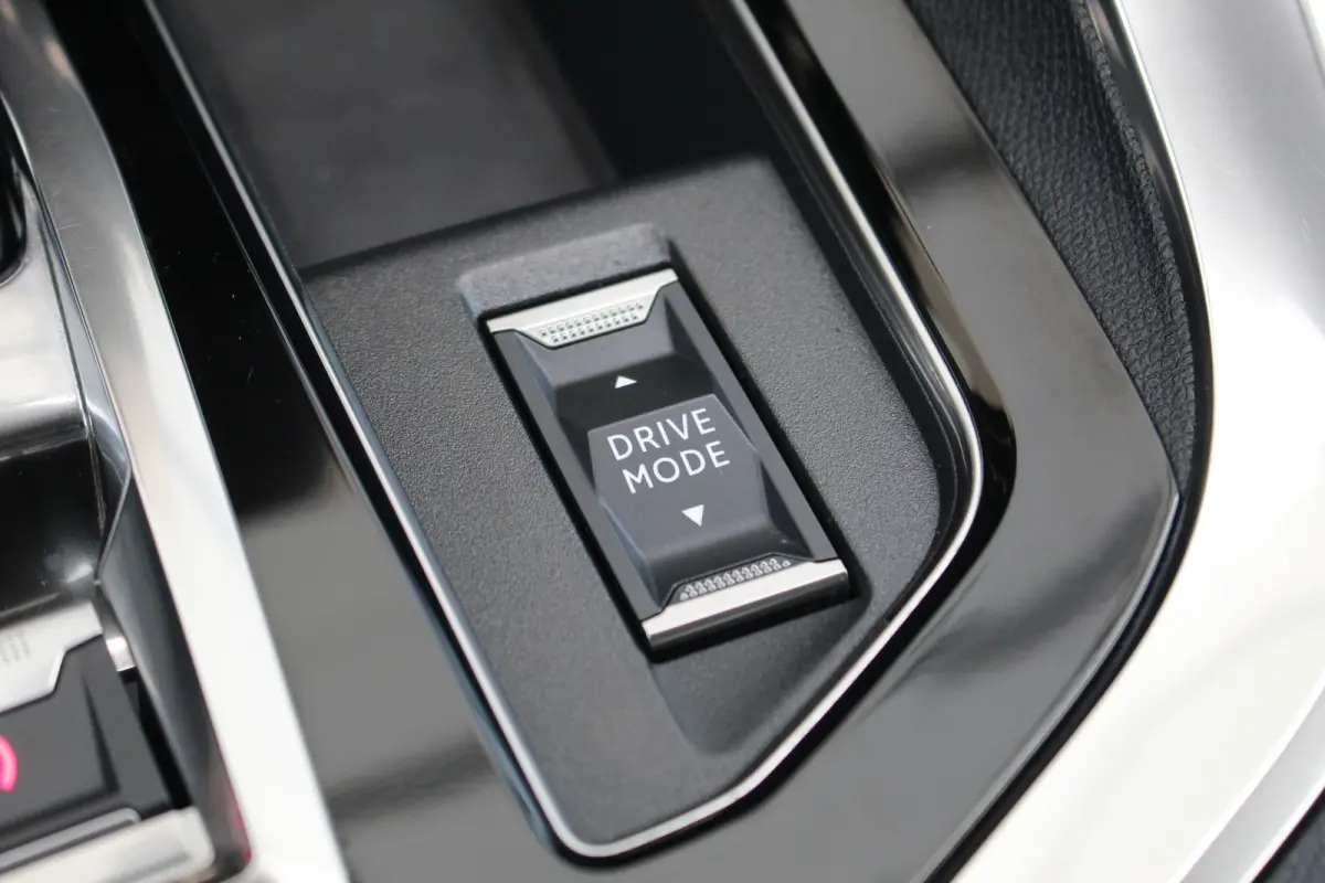 1.6 HYbrid 225 Allure Pack Business | Trekhaak | Stoelverwarming | Camera | Dodehoeksens. | Keyless | Navi | LED | Trekhaak | Stoelverwarming | Camera | Dodehoeksens. | Keyless | Navi | LED 