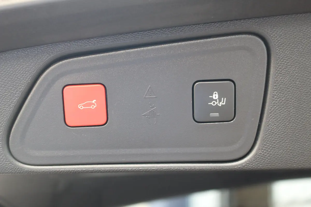 1.6 HYbrid 225 Allure Pack Business | Trekhaak | Stoelverwarming | Camera | Dodehoeksens. | Keyless | Navi | LED | Trekhaak | Stoelverwarming | Camera | Dodehoeksens. | Keyless | Navi | LED 