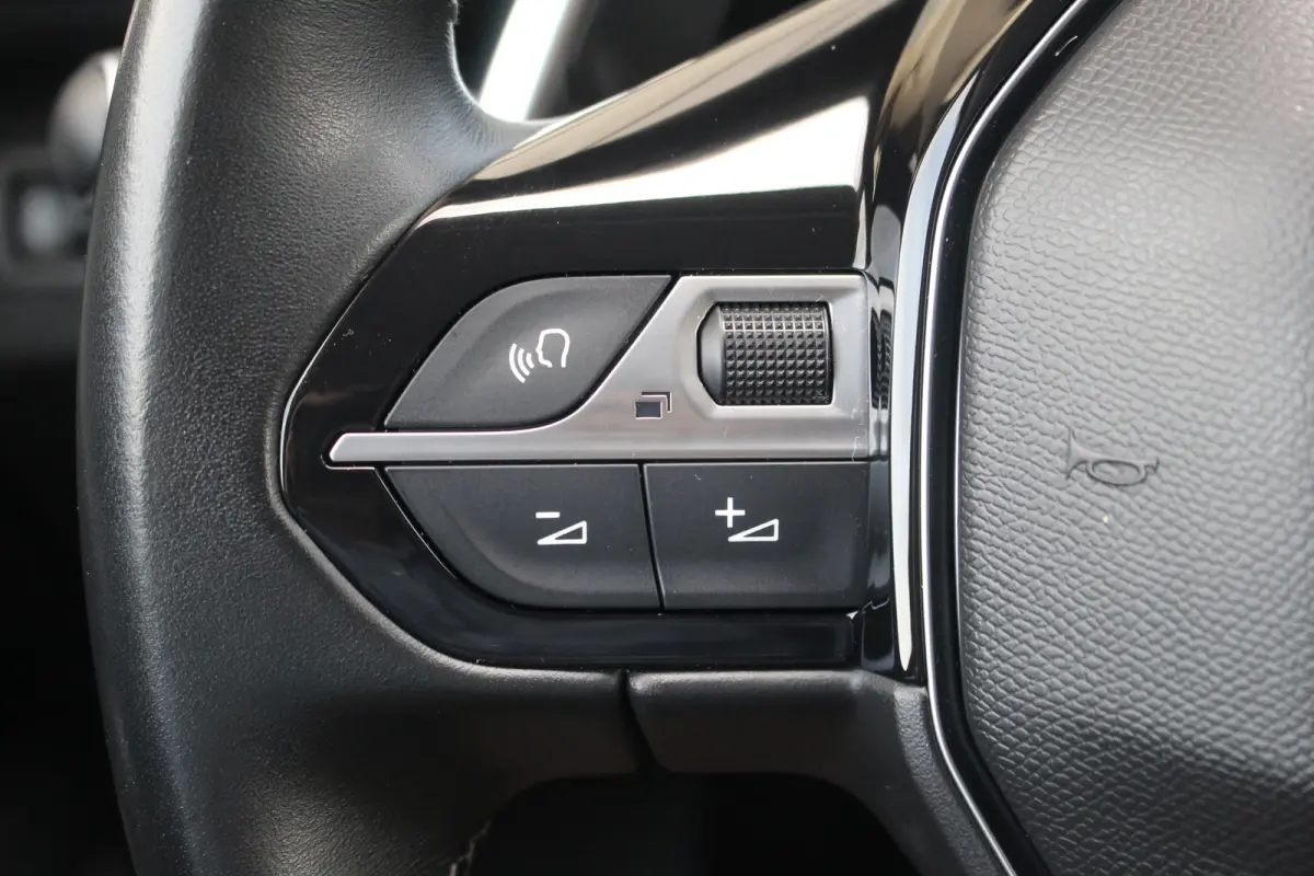 1.6 HYbrid 225 Allure Pack Business | Trekhaak | Stoelverwarming | Camera | Dodehoeksens. | Keyless | Navi | LED | Trekhaak | Stoelverwarming | Camera | Dodehoeksens. | Keyless | Navi | LED 