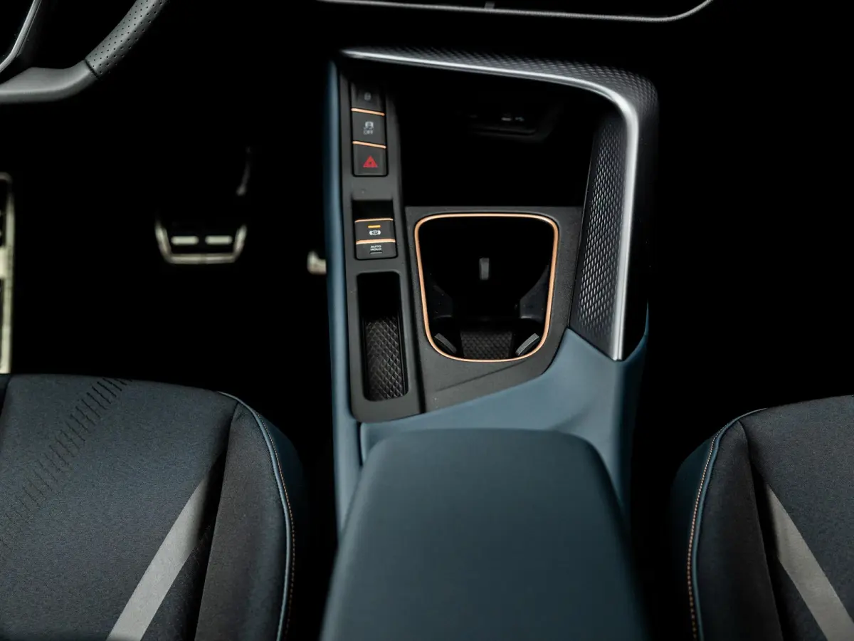 1.5 TSI e-Hybrid Essential | DEMO| Panoramadak | Stoel-Stuurverwarming | Virtual Cockpit | Achteruitrijcamera | Half-Leder | Climate Control | 19" Lichtmetalen Velgen | BTW Auto |