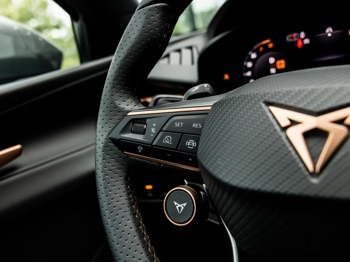 1.5 TSI e-Hybrid Essential | DEMO| Panoramadak | Stoel-Stuurverwarming | Virtual Cockpit | Achteruitrijcamera | Half-Leder | Climate Control | 19" Lichtmetalen Velgen | BTW Auto |