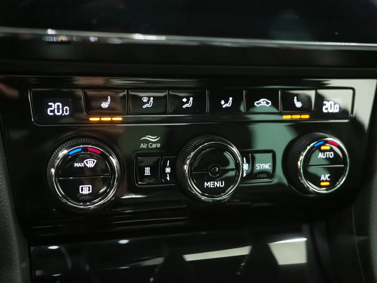 1.4 TSI iV Laurin & Klement | Panoramadak | Leder | Trekhaak | Massage | 360 | Canton | Memory | Carplay