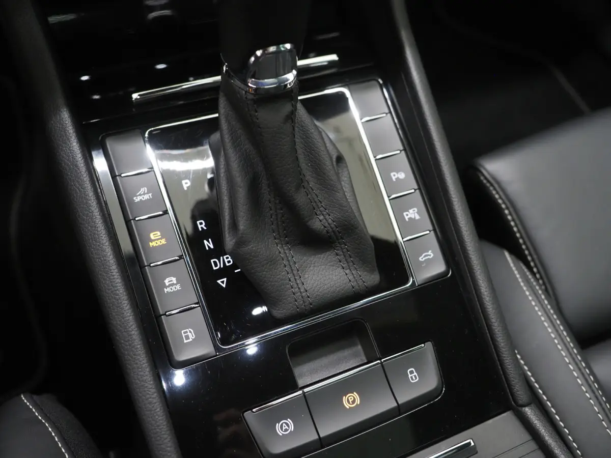 1.4 TSI iV Laurin & Klement | Panoramadak | Leder | Trekhaak | Massage | 360 | Canton | Memory | Carplay
