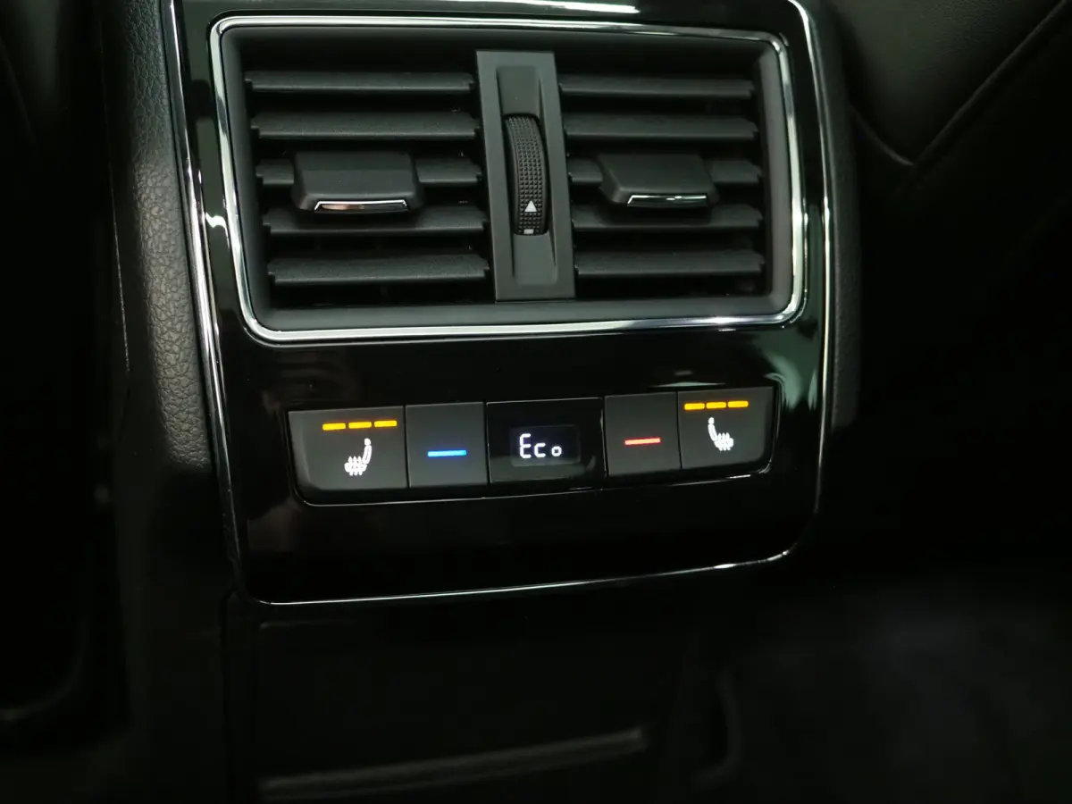 1.4 TSI iV Laurin & Klement | Panoramadak | Leder | Trekhaak | Massage | 360 | Canton | Memory | Carplay