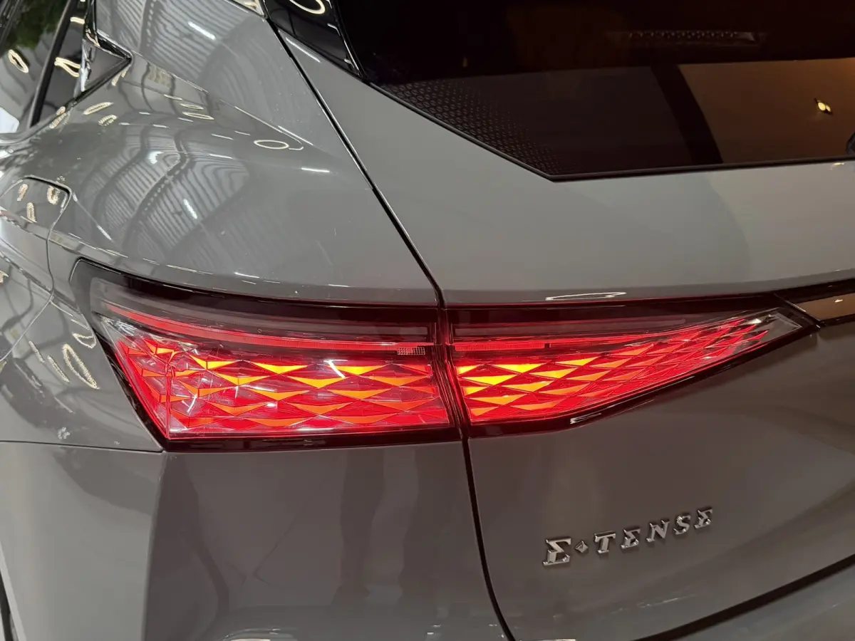 E-Tense 220PK SOH 95% |Trekhaak|Plug-in Hybrid|Trekhaak|CarPlay|Leder|ADAS|Garantie|Rijklaar