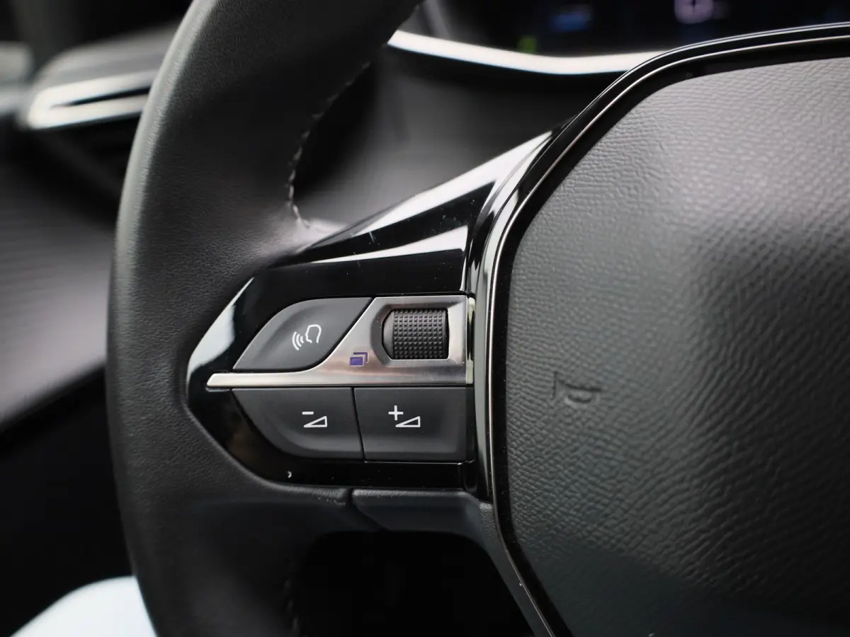 1.2 PureTech Allure Pack | Apple Carplay / Android Auto | Achteruitrijcamera | Parkeersensoren | Climate Control |