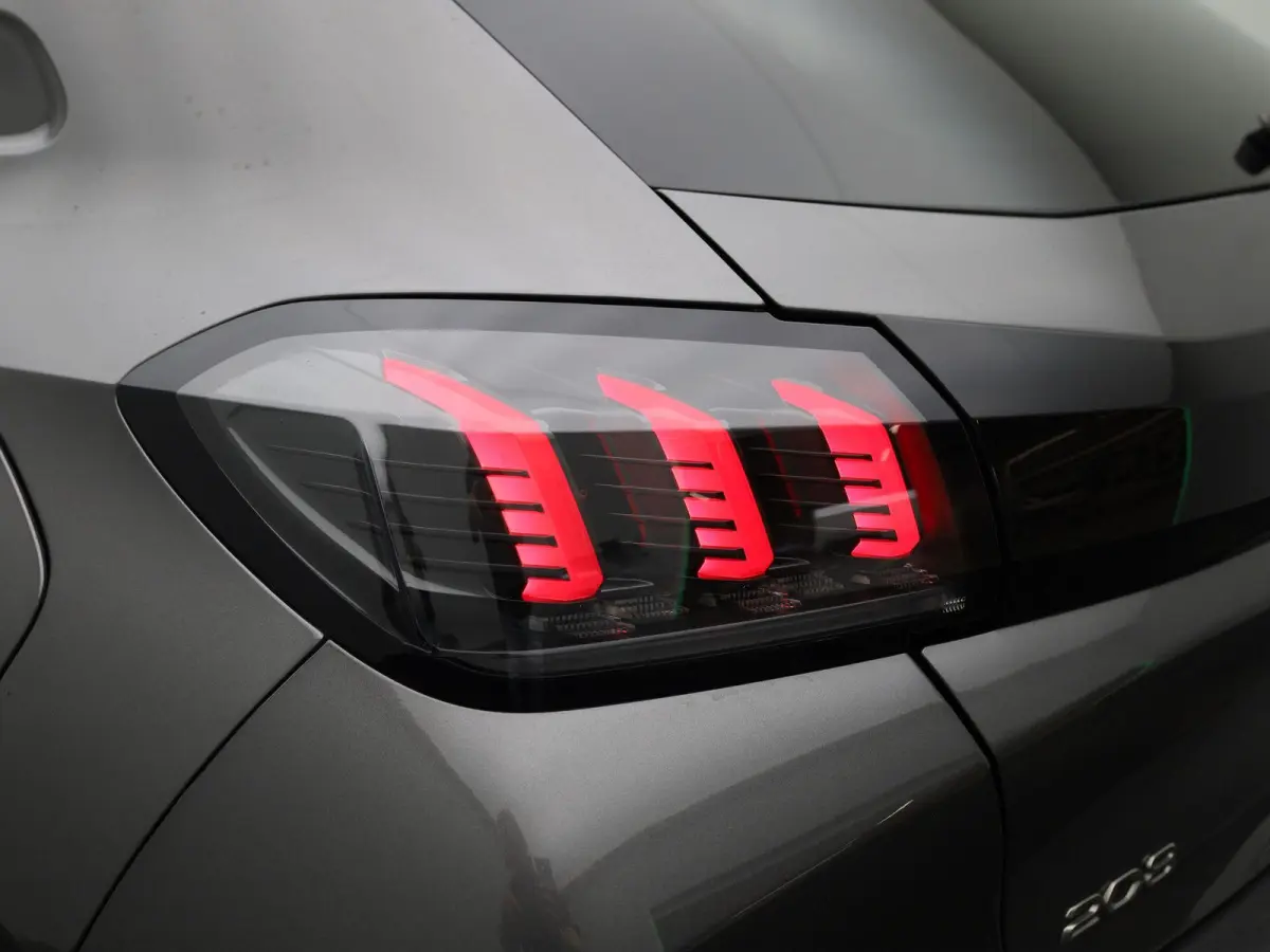 1.2 PureTech Allure Pack | Apple Carplay / Android Auto | Achteruitrijcamera | Parkeersensoren | Climate Control |