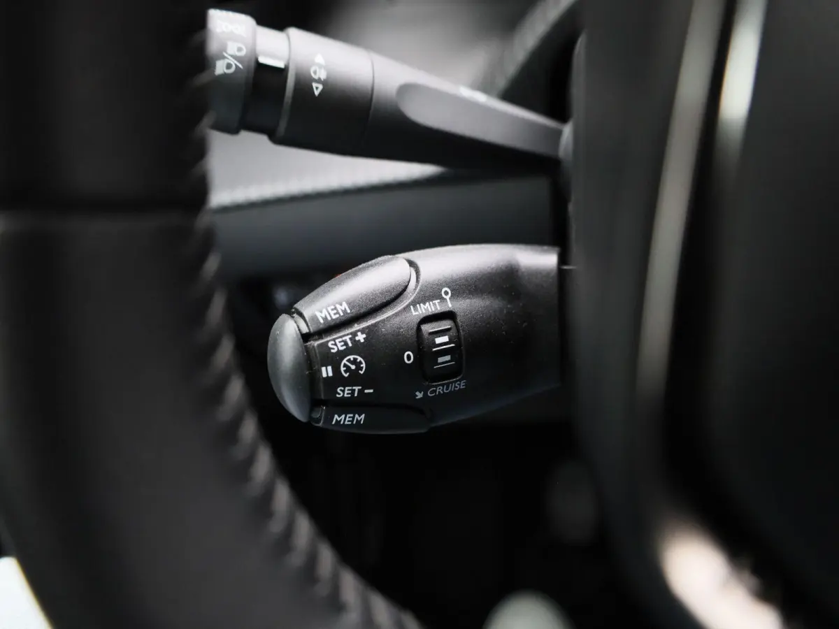 1.2 PureTech Allure Pack | Apple Carplay / Android Auto | Achteruitrijcamera | Parkeersensoren | Climate Control |