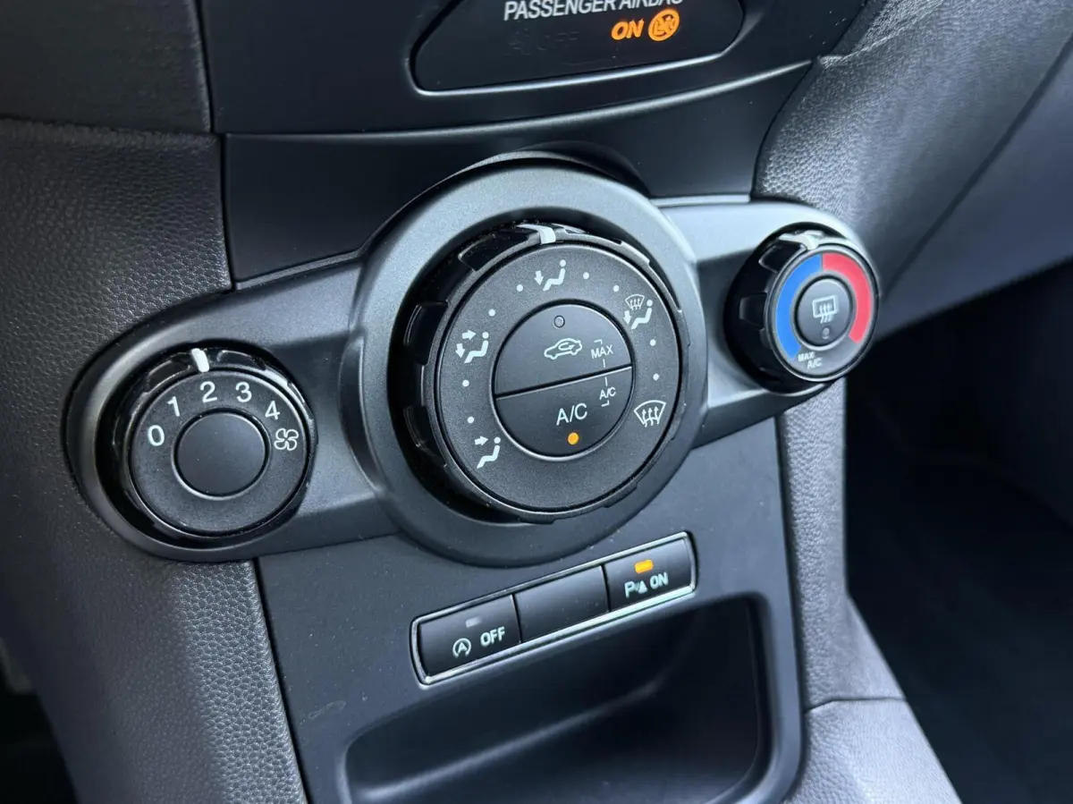 1.0 Style Ultimate | Navigatie | Airco | Parkeersensoren | Dealer onderhouden |