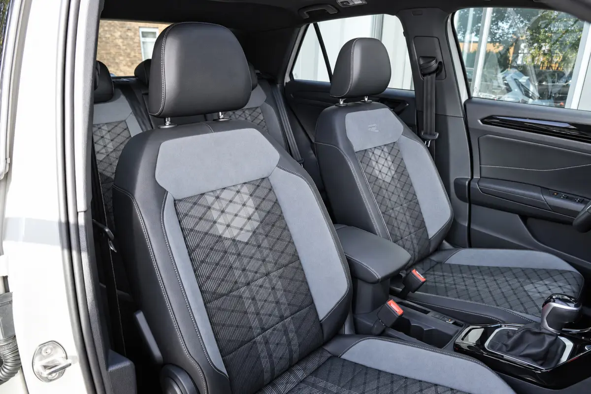 1.5 TSI R-Line Business+ PANO IQ.LIGHT ACC VOL
