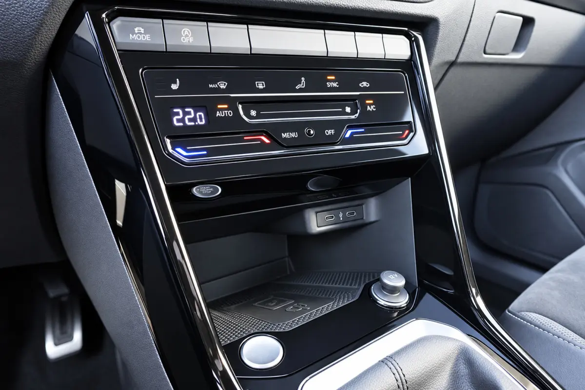 1.5 TSI R-Line Business+ PANO IQ.LIGHT ACC VOL