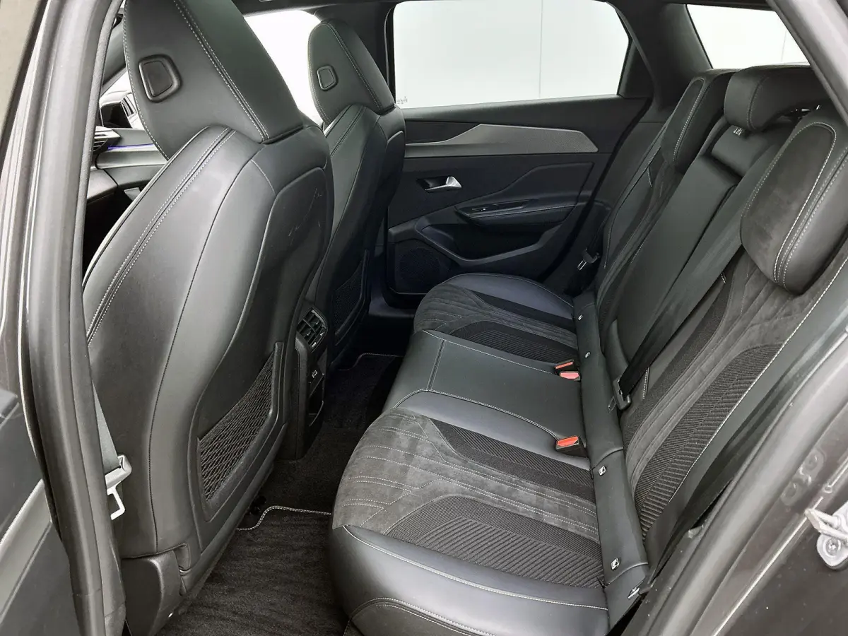 1.2 PureTech GT Pack Business | Automaat | Apple Carplay / Android Auto | Panoramadak | Achteruitrijcamera | Parkeersensoren |