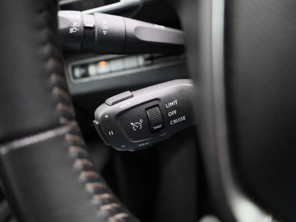 1.2 PureTech Active Pack Business | Apple Carplay / Android Auto | Achteruitrijcamera | Parkeersensoren | Cruise Control |