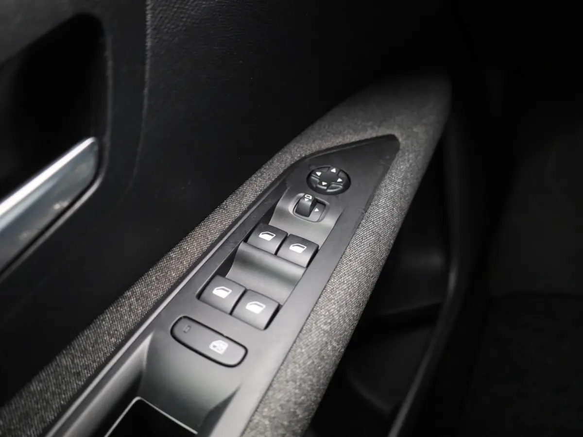 1.2 PureTech Active Pack Business | Apple Carplay / Android Auto | Achteruitrijcamera | Parkeersensoren | Cruise Control |