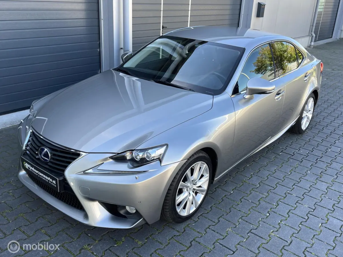 300h Luxury Line , Leder, LED, Dealer, 1 ste eig !