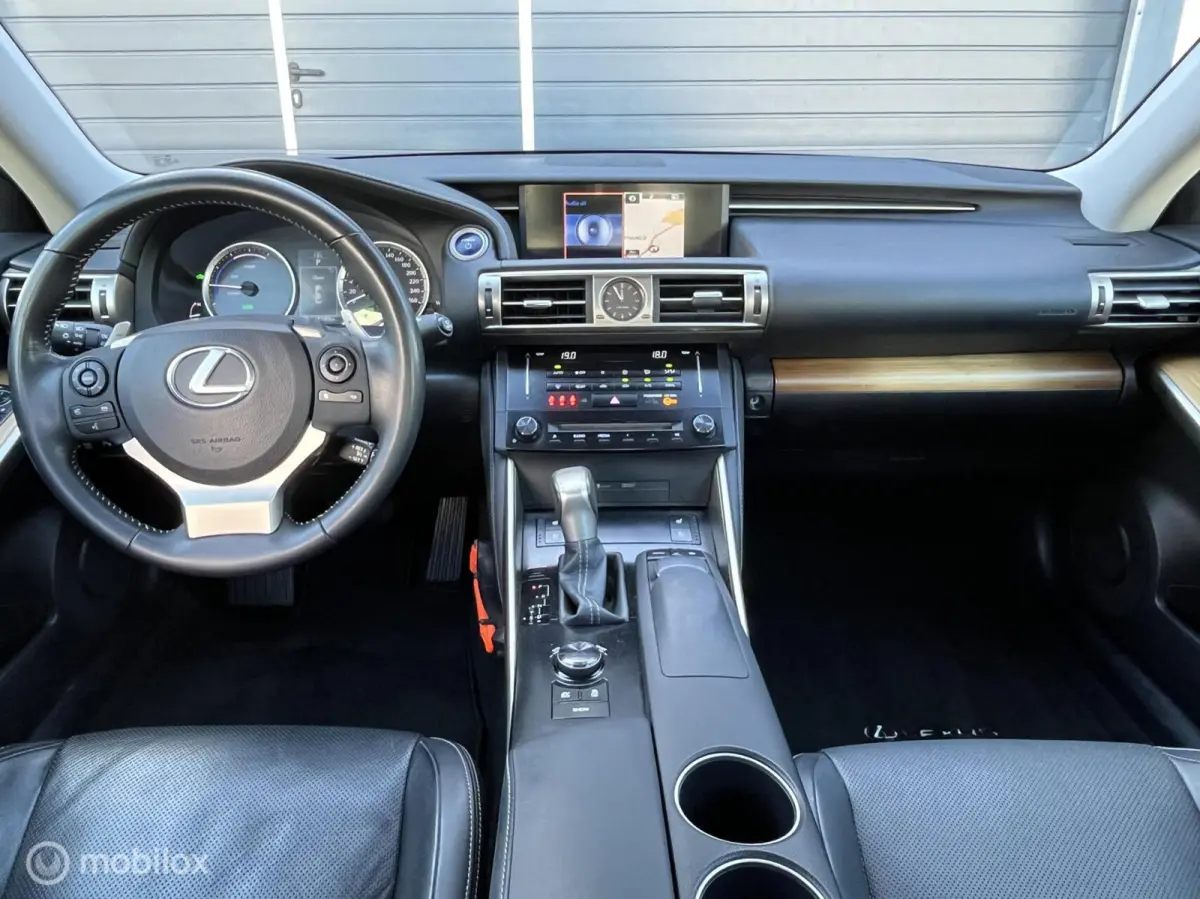 300h Luxury Line , Leder, LED, Dealer, 1 ste eig !