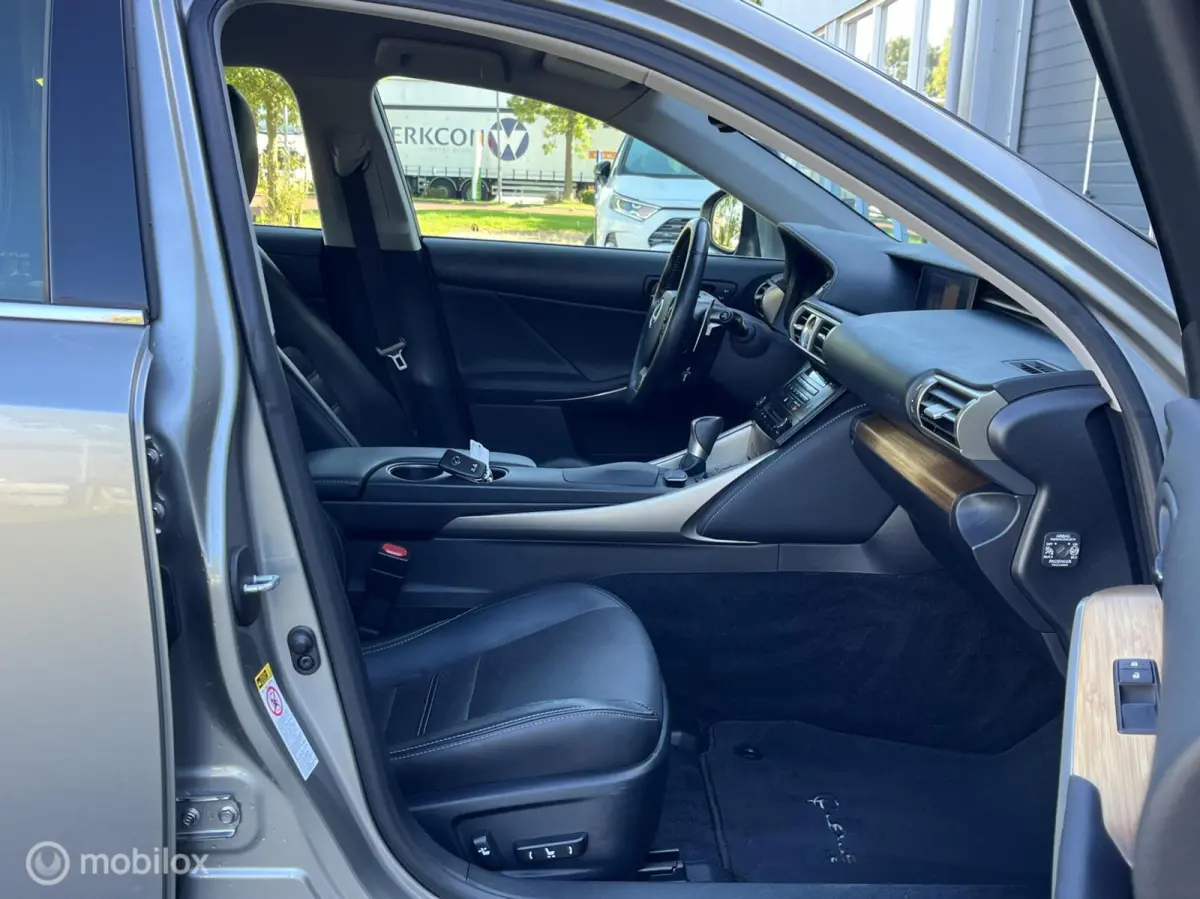 300h Luxury Line , Leder, LED, Dealer, 1 ste eig !