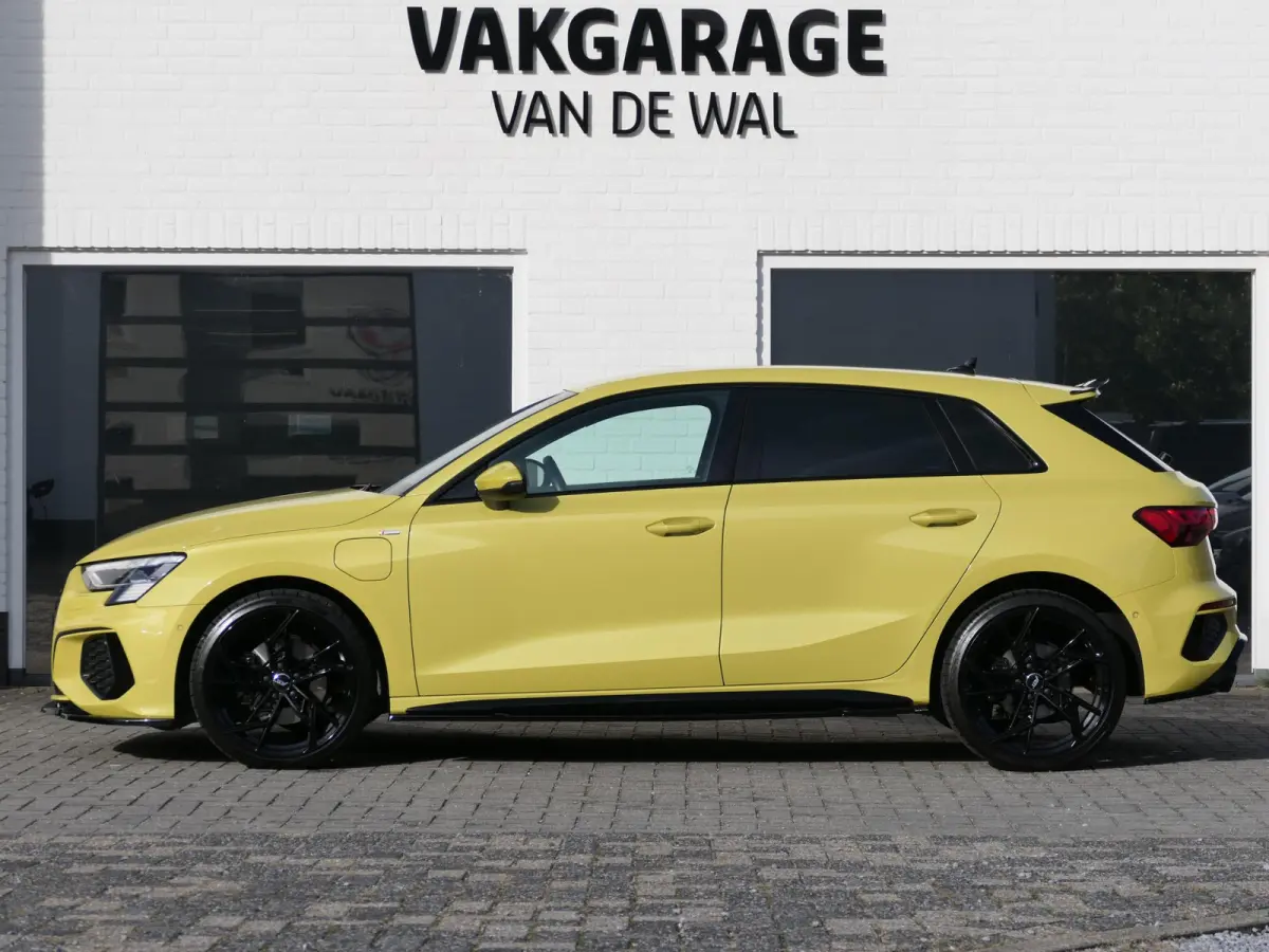 40 TFSI e S-Line | Black optic | Full Maxton Design | Bang & Olufsen | Alcantara-/lederen sportstoelen | Maxtrix LED | Draadloos Apple-/Android Carplay | Elektrische achterklep |  Sportstuur